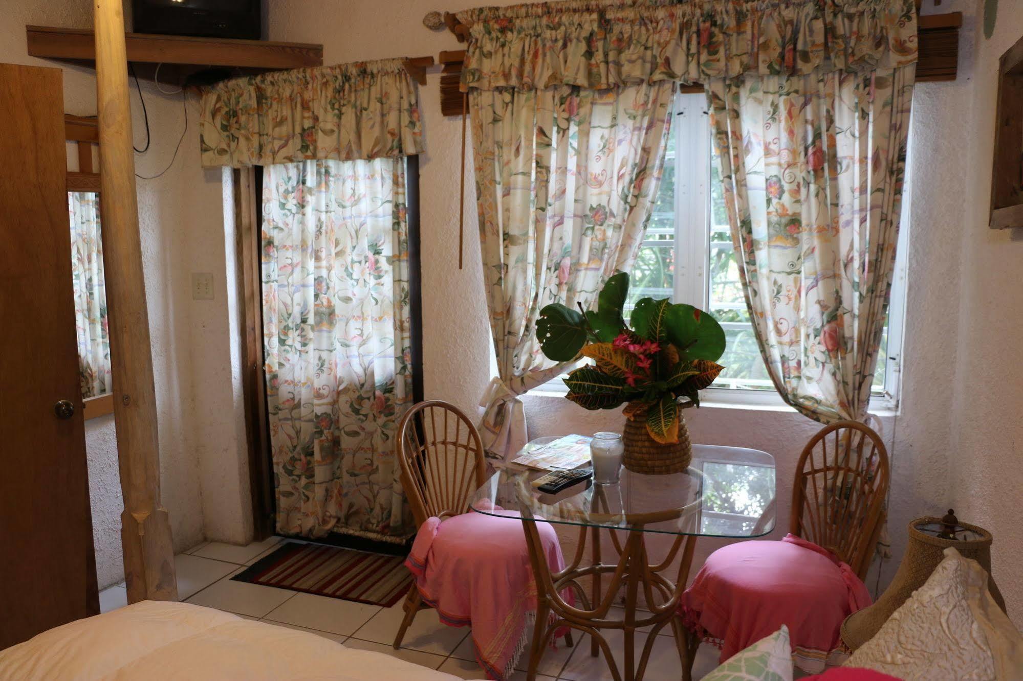 The Sugar Apple Lodging Dunmore Town Екстериор снимка