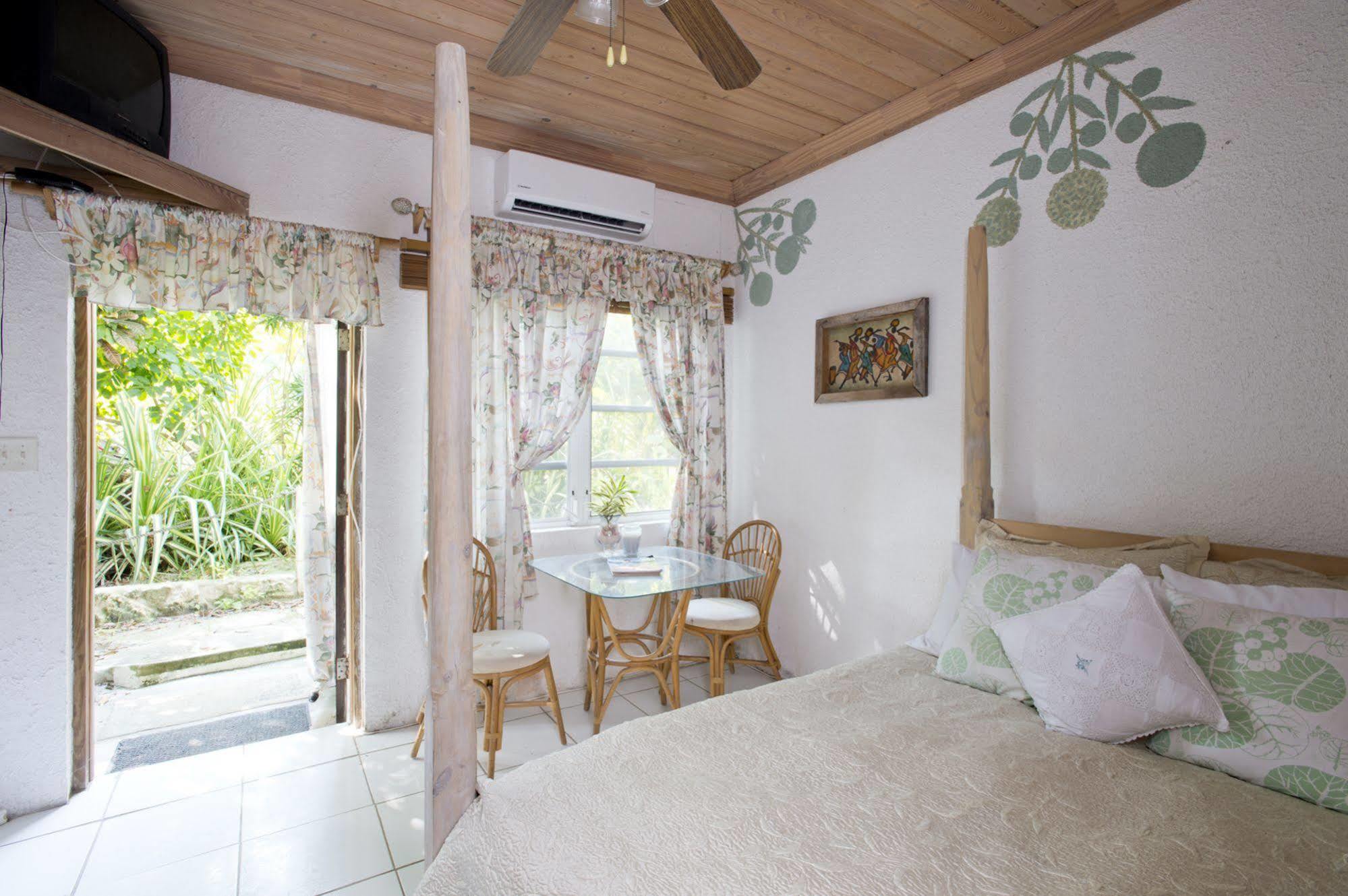 The Sugar Apple Lodging Dunmore Town Екстериор снимка