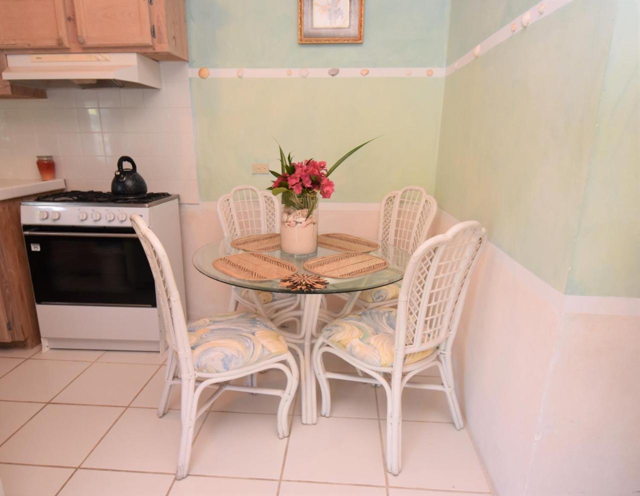 The Sugar Apple Lodging Dunmore Town Екстериор снимка